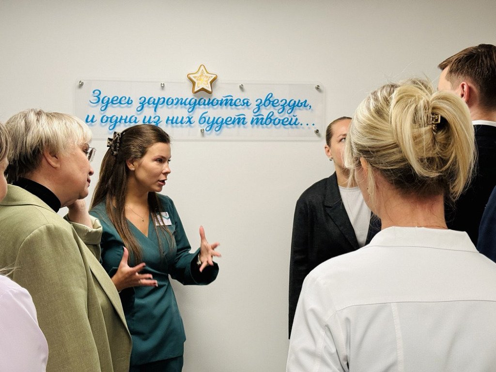 Будущее отделение ВРТ Больницы на Кутузова посетили депутаты Заксобрания и исполняющий обязанности министра здравоохранения